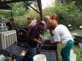 10-2-16-cider-pressing-with-ruths-6